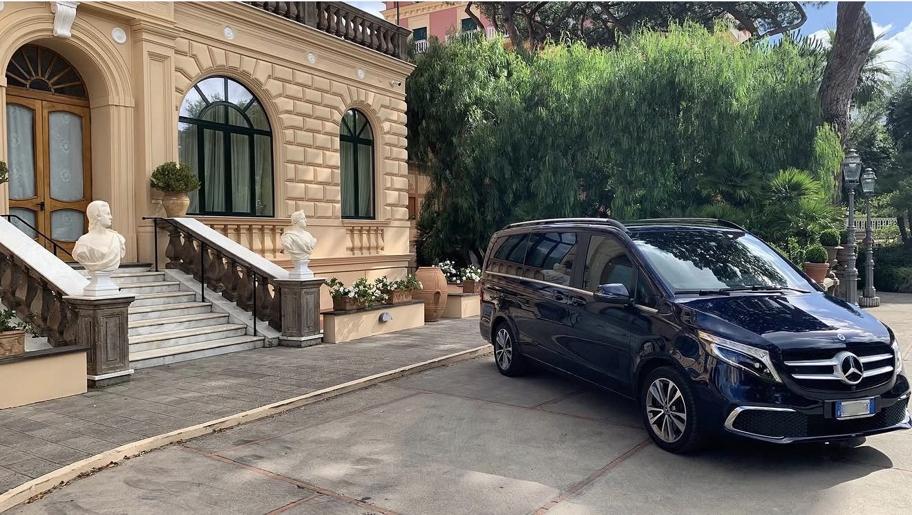 Rosato Private Tour Mercedes van outside a luxury villa