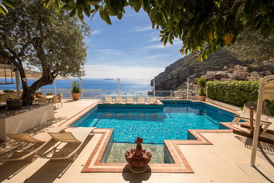 Pool, pizza and prosecco party in Positano