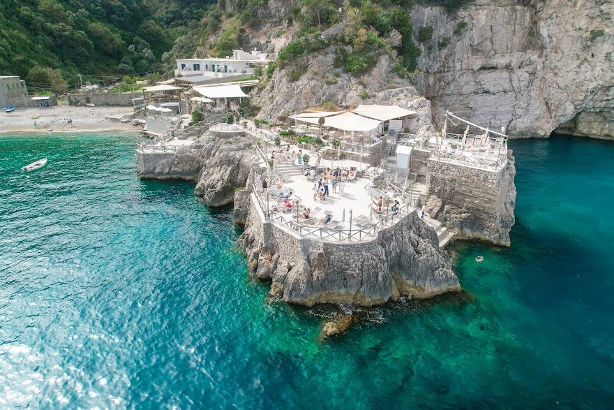 La Conca del Sogno aerial view of rocky beach club